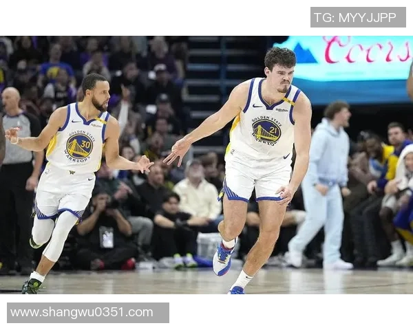 勇士大胜火箭，稳居西部榜首，未来赛季前景光明